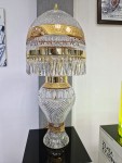 La lámpara está decorada con pezuñas de cristal con un 32 % de PbO.