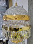 Detalle de la decoración de la lámpara en oro de 24 quilates y tallado profundo