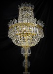 La cesta de Strass de la lámpara del castillo está decorada con hojas de palmera de cristal