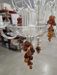 Detalle de unas uvas decorativas de cristal para colgar, en acabado mate y brillante