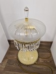 El cristal de la lámpara está engastado en latón fundido