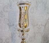 La pantalla de la lámpara, de elaborada factura artística, tiene la forma de un tulipán.