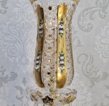 Detalle de flores con esmalte de alta calidad sobre oro