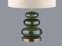 OLIVINE: una lámpara con tres bolas verdes (guijarros) que simbolizan el equilibrio en el interior.