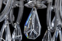 Detalle del corte geométrico que resalta la forma de almendra del cristal