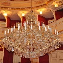 Mantenimiento de la lámpara de araña teresiana central de 60 brazos en la sala principal del teatro
