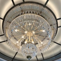 Restauración de la gran lámpara de araña central de cristal de estilo Art Déco y de otras lámparas de cristal con forma de cesta para el hotel Alcron de Praga