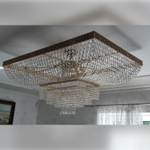 Lámpara de araña rectangular de cristal con pedrería en el interior de un piso