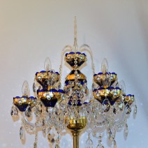 Lámpara de pie de cristal azul oscuro de nueve brazos con flores de cristal sobre un fondo dorado de 24 quilates