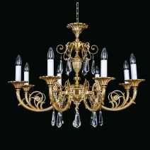 Una colección de lámparas y candelabros de cristal macizo, compuesta por piezas de latón fundido de diseño similar