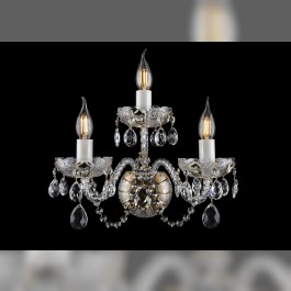 Gran aplique de pared de tres brazos, fabricado en cristal tallado y decorado con oro de 24 quilates y flores esmaltadas