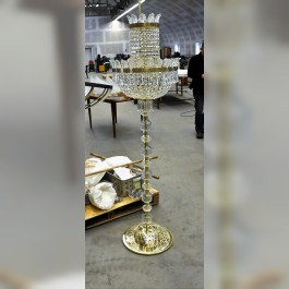 Lámpara de pie de cristal muy alta, de estilo María Teresa. Foto tomada en el taller para el cliente