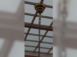 La roseta del techo y el falso techo suspendido de cristal