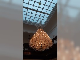 Vista del interior de la villa con una gran lámpara de araña de cristal