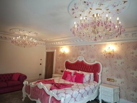 Dormitorio rojo - Versión de 18 bombillas con almendras de cristal en tono morado