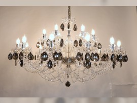 Complemento: versión de 18 brazos con adornos de metal plateado y cristal ahumado