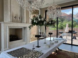 Lámparas de araña de cristal en el salón de bodas para crear un ambiente sublime de opulencia.