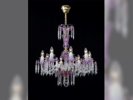 Lámpara de araña morada de ocho brazos con prismas tallados de Baccarat
