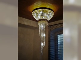 lámpara de araña en espiral más grande con cesta de strass