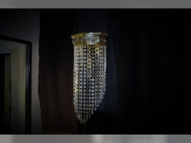 Un aplique de strass ideal para la pared de la escalera