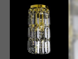 Otra vista de un aplique más pequeño con prismas y bolas de cristal con acabado dorado —apagado—
