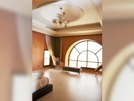 Detalle de una lámpara de araña de diseño vanguardista en el interior de una vivienda