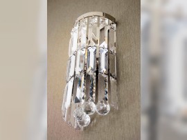 Otra imagen de un aplique más pequeño con prismas y bolas de cristal