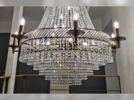 Detalle de una lámpara de araña: perlas talladas, pedrería de cristal y gotas de cristal