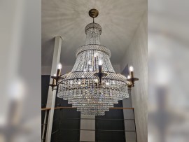 Lámpara de araña con forma de cesta de strass y brazos en el interior