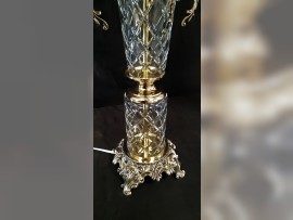 Lámpara de mesa grande con una pantalla grande: detalle del cristal tallado