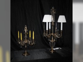 Un candelabro y una lámpara alta uno al lado del otro