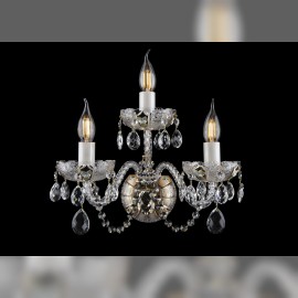 Gran aplique de pared de tres brazos, fabricado en cristal tallado y decorado con oro de 24 quilates y flores esmaltadas