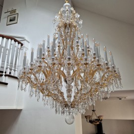 Lámpara de araña teresiana de 48 brazos con velas largas y tallado en forma de diamante - Vestíbulo con escalera