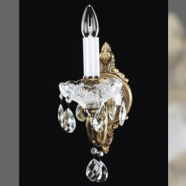 Una colección de apliques de latón macizo decorados con copas de cristal talladas a mano (bobeches)