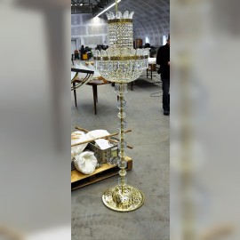Lámpara de pie de cristal muy alta, de estilo María Teresa. Foto tomada en el taller para el cliente