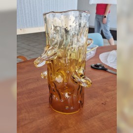 Lámparas de cristal que imitan secciones cortadas del tronco de un árbol de coníferas
