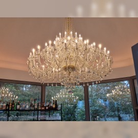 Servicio de mantenimiento de lámparas de araña a domicilio: una gran lámpara de araña de cristal con 60 bombillas en la glorieta del Café Hajecek.
