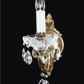 Una colección de apliques de latón macizo decorados con copas de cristal talladas a mano (bobeches)