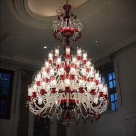 Gran lámpara de araña de cristal rojo rubí hecha a medida para el interior de una joyería