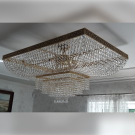 Lámpara de araña rectangular de cristal con pedrería en el interior de un piso