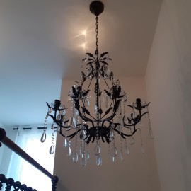 Lámpara de cristal marrón situada sobre la escalera de una vivienda unifamiliar