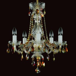 Las lámparas de cristal de colores decoradas con adornos de cristal teñidos con óxidos metálicos