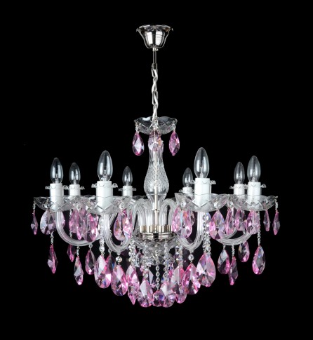 Lámpara de araña de cristal violeta de 8 brazos, con brazos de cristal liso y piezas en forma de almendra talladas en tonos violeta y fucsia. Acabado metálico plateado.