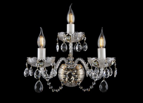 Gran aplique de pared de tres brazos, fabricado en cristal tallado y decorado con oro de 24 quilates y flores esmaltadas