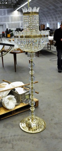 Lámpara de pie de cristal muy alta, de estilo María Teresa. Foto tomada en el taller para el cliente