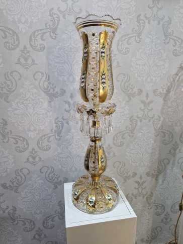 Lámpara alta y lujosa de cristal, decorada con oro de 24 quilates y flores