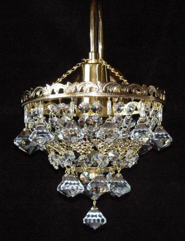 Aplique de cristal de un brazo con brazo metálico y colgantes en forma de diamante