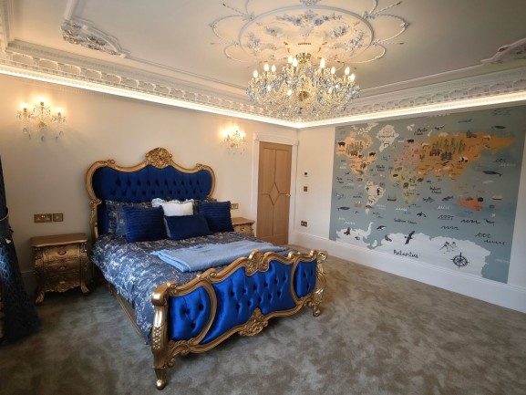 Dormitorio azul: versión de 18 bombillas con almendras de cristal en un tono azul suave