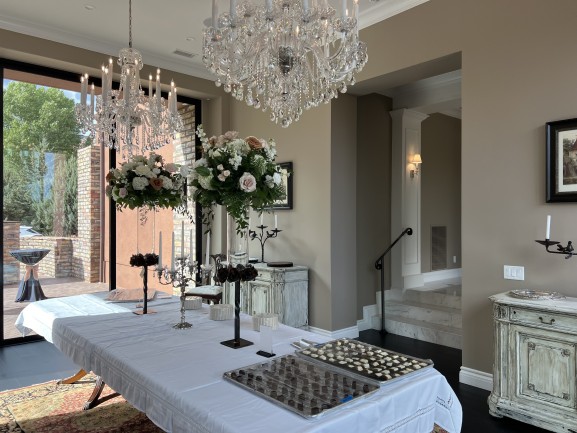 Lámparas de araña de cristal ideales para un salón de bodas
